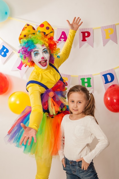 Palhaço alegre de férias com uma aniversariante se divertindo