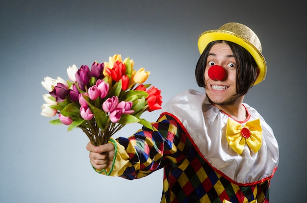 Palhaço com flores tulipa