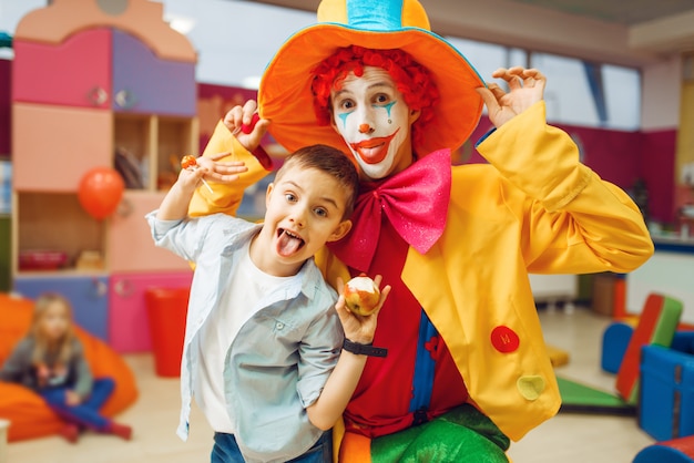 Palhaço engraçado, show de entretenimento com meninos