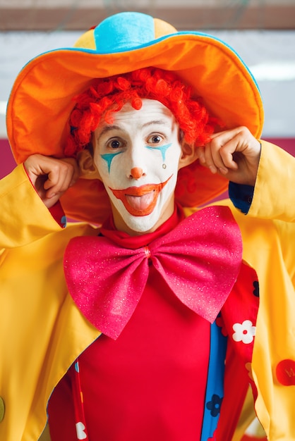 Foto palhaço engraçado vestido com chapéu e fantasia coloridos