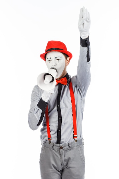 Foto palhaço mime segurando um megafone a expressão das emoções em um fundo branco