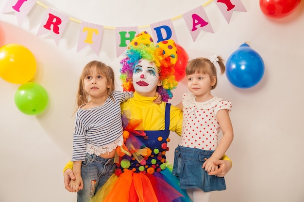 Foto palhaços engraçados no feriado mostram suas boas emoções com uma garota