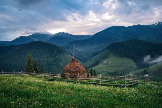 Palheiro em uma aldeia de montanha no verão