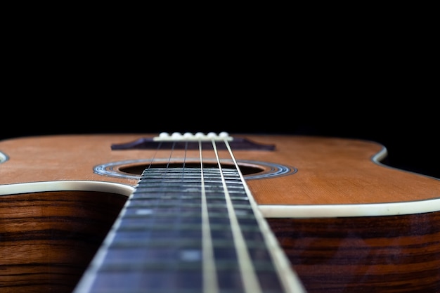 Palheta amarela enfiada nas cordas douradas do violão