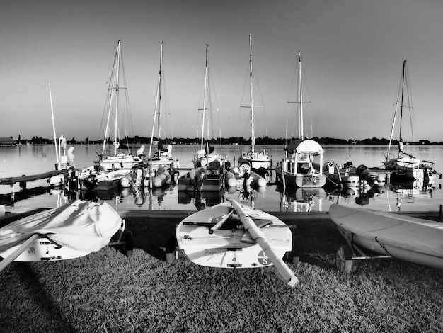 Palic Sérvia 11 de setembro de 2021 Barcos e iates nas margens do Lago Palic Descanse na água Esportes transporte aquático ancorado na costa Turismo e estilo de vida ativo Linha do horizonte céu e água