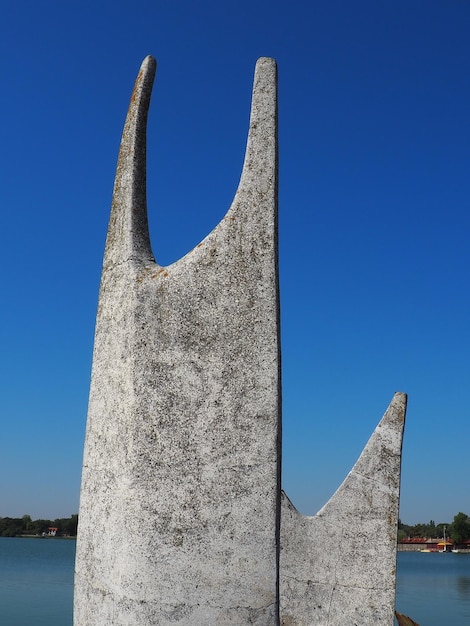 Palic Subotica Serbien 11. September 2021 Skulptur Wings Bildhauerin Ana Beslich 1957 Touristenattraktion am Ufer des Lake Palic Betondenkmal gegen den blauen Himmel und den Horizont