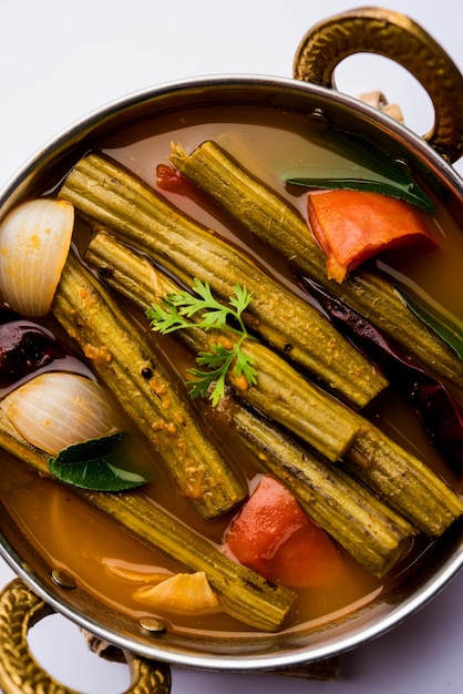 Palillo de curry o Shevga sheng bhaji o Sambar del sur de la India, servido en un cuenco sobre un fondo de mal humor. Enfoque selectivo