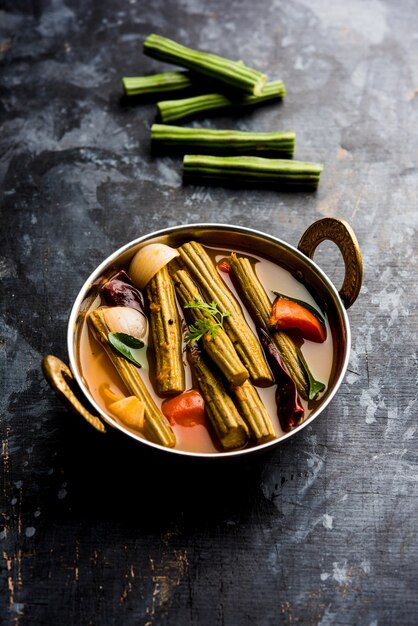 Palillo de curry o Shevga sheng bhaji o Sambar del sur de la India, servido en un cuenco sobre un fondo de mal humor. Enfoque selectivo