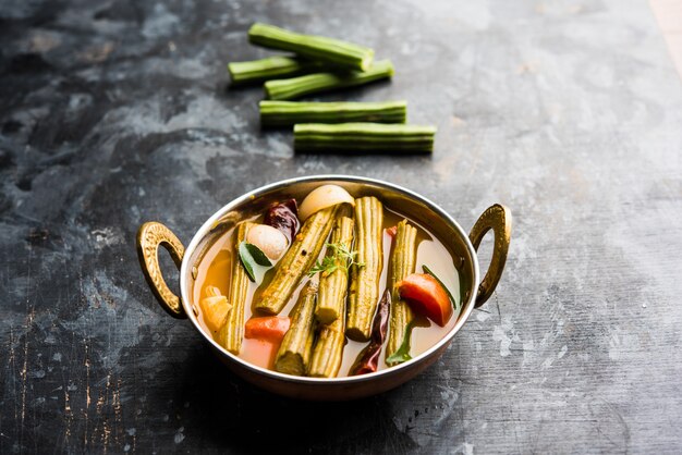 Palillo de curry o Shevga sheng bhaji o Sambar del sur de la India, servido en un cuenco sobre un fondo de mal humor. Enfoque selectivo