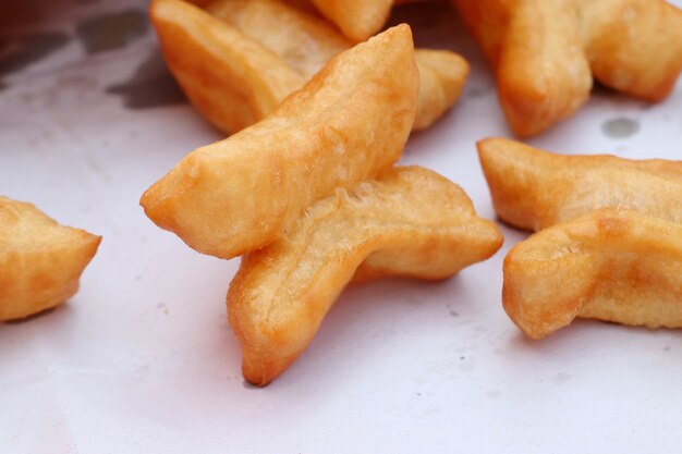 Palillo de masa frito en el mercado