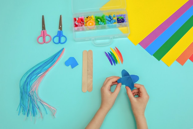 Foto palillos hechos a mano de unicornio bebé. un regalo inusual de una caja de papel. clase magistral artesanal. pasatiempo favorito. jardín de infancia y escuela.