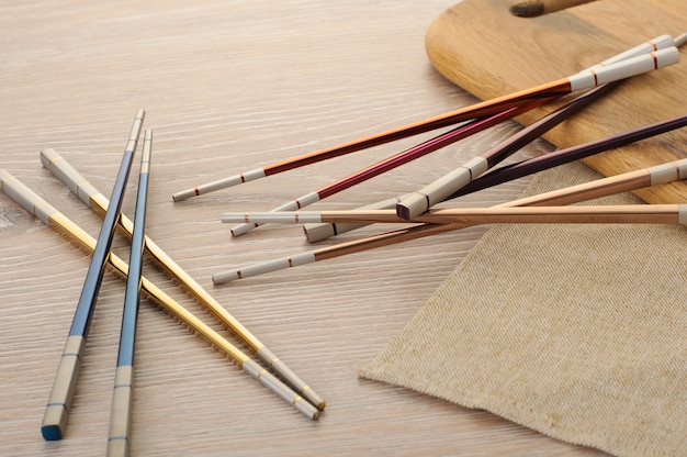 Palillos de metal multicolor sobre una mesa de madera