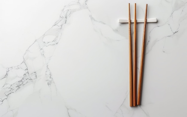 Palillos de porcelana para una cocina auténtica sobre un fondo blanco