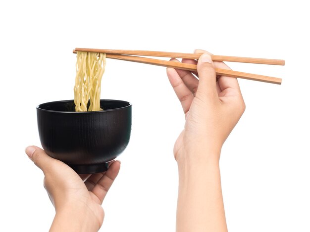 palillos que sostienen los fideos chinos con recipiente aislado sobre fondo blanco.