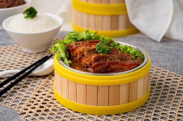 Con palillos servidos en un plato aislado en la vista superior de la mesa de comida de singapur