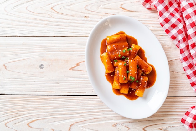 Palito de bolo de arroz coreano com molho picante (Tteokbokki) - estilo comida coreana