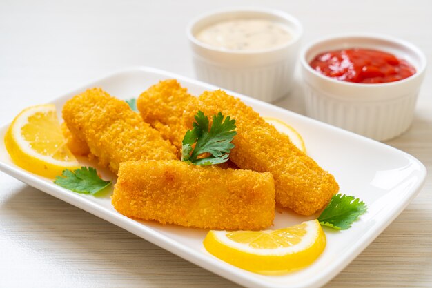 palito de peixe frito ou batatas fritas peixe com molho