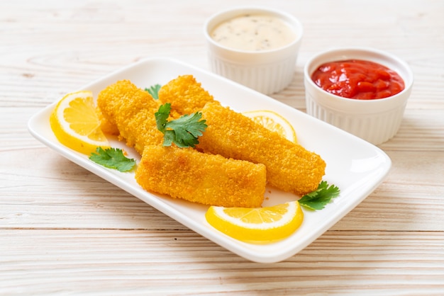 palito de peixe frito ou batatas fritas peixe com molho