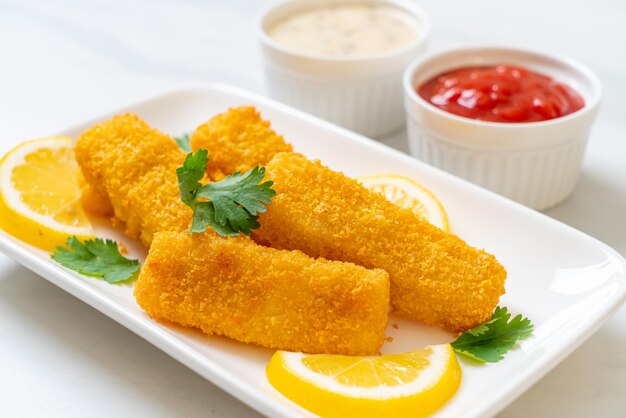 palito de peixe frito ou batatas fritas peixe com molho