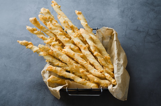 Palito de queijo. Breadsticks com queijo no escuro b