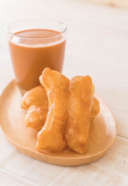 Palito de masa frita con té de leche