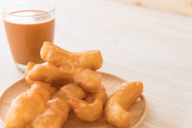 Palito de masa frita con té de leche