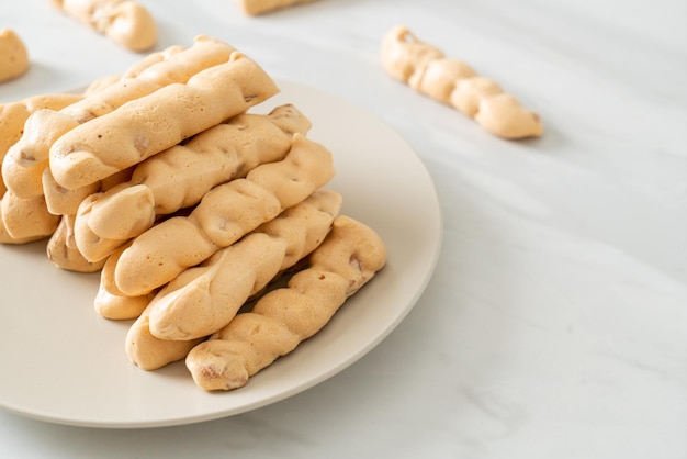 palito de merengue de almendras en el plato - Estilo de postre de bocadillo francés