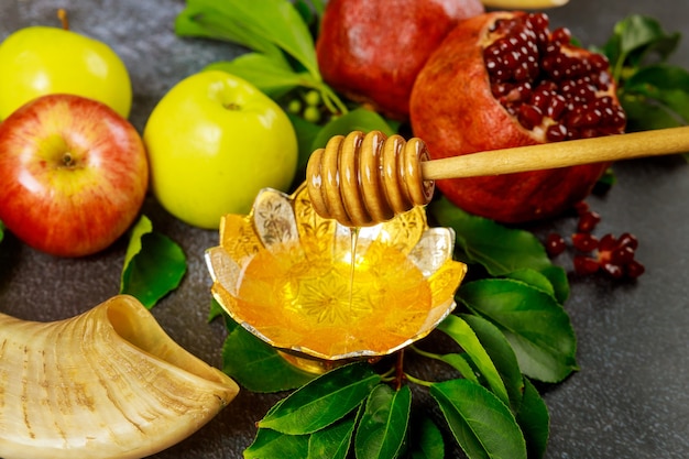 Foto palito de miel con miel, granada y manzana