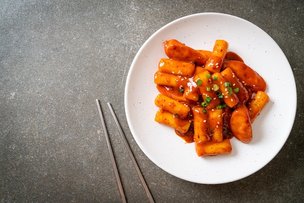 Palito de pastel de arroz coreano con salchicha en salsa picante (Tteokbokki) - estilo de comida coreana