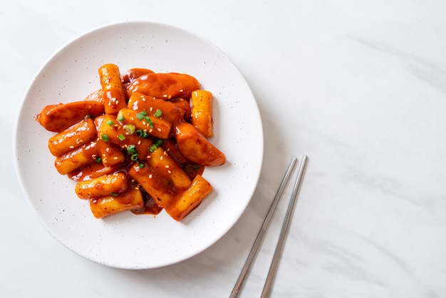 Palito de pastel de arroz coreano con salchicha en salsa picante (Tteokbokki) - estilo de comida coreana