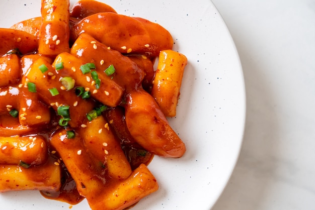 Palito de pastel de arroz coreano con salchicha en salsa picante