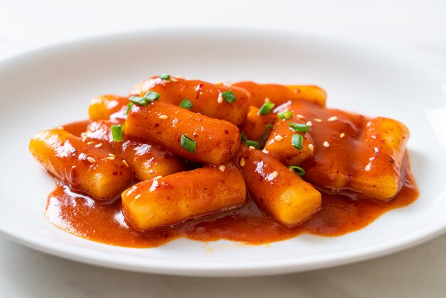 Palito de pastel de arroz coreano en salsa picante (Tteokbokki) - estilo de comida coreana