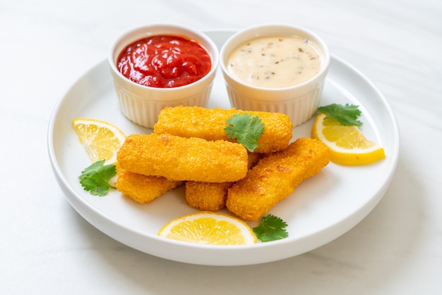 palito de pescado frito o papas fritas pescado con salsa