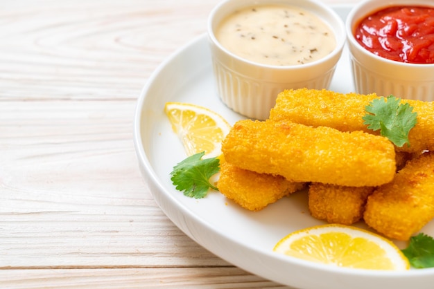 palito de pescado frito o papas fritas pescado con salsa