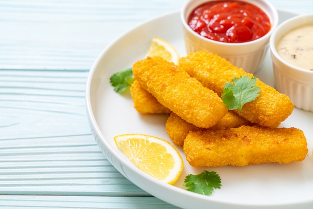 palito de pescado frito o pescado frito con salsa