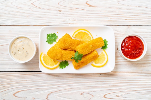 palito de pescado frito o pescado frito con salsa