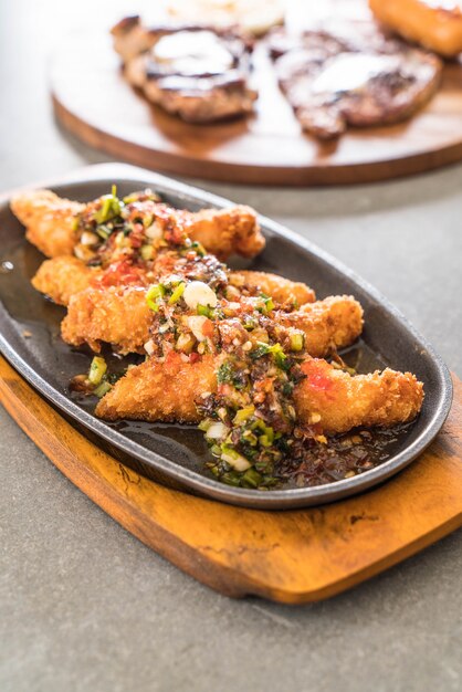 Palito de pescado frito con salsa picante