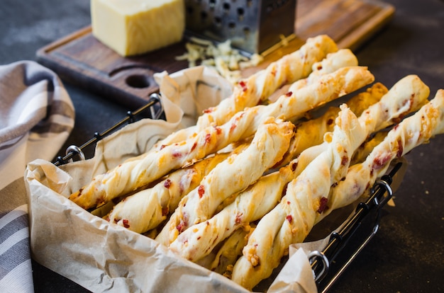 Palito de queso. Palitos de pan con queso sobre fondo oscuro. Concepto para merienda o fiesta