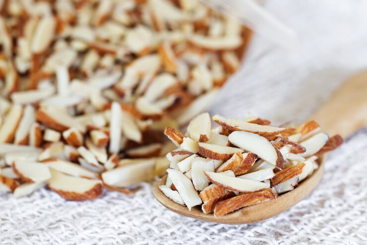 Palitos de almendra en la cuchara de madera.