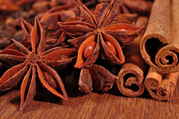 Palitos de anís estrellado y canela sobre un fondo de madera