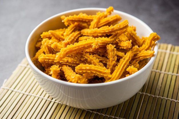 Foto palitos de bhajni chakli o bocadillos crujientes de murukku hechos con la comida para masticar favorita del festival diwali