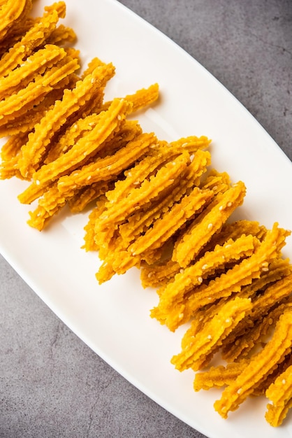 Foto palitos de bhajni chakli o bocadillos crujientes de murukku hechos con la comida para masticar favorita del festival diwali