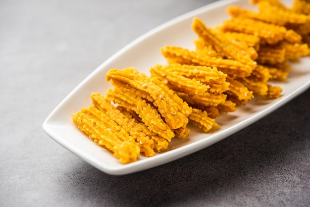 Palitos de bhajni chakli o bocadillos crujientes de murukku hechos con la comida para masticar favorita del festival diwali