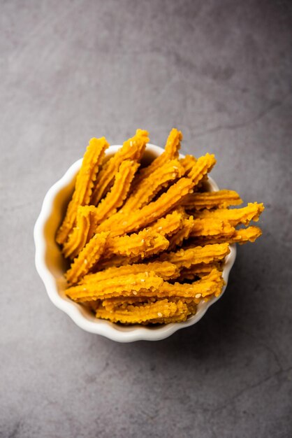 Palitos de bhajni chakli o bocadillos crujientes de murukku hechos con la comida para masticar favorita del festival diwali