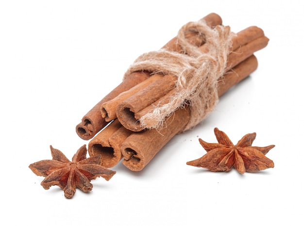 Palitos de canela aislados en blanco