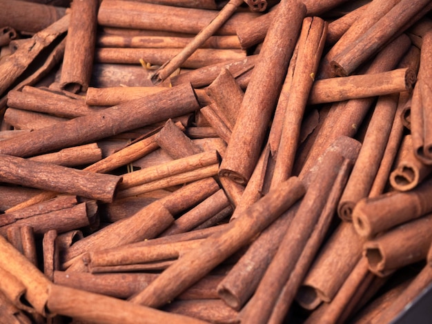 Foto palitos de canela amontonados en el mercado de marrakech marruecos