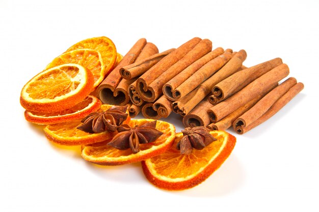 Palitos de canela, anís estrellado y cortes secos de naranja.