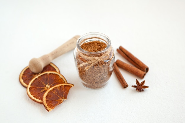 palitos de canela y anís estrellado sobre azúcar moreno ingredientes para hornear para cocinar