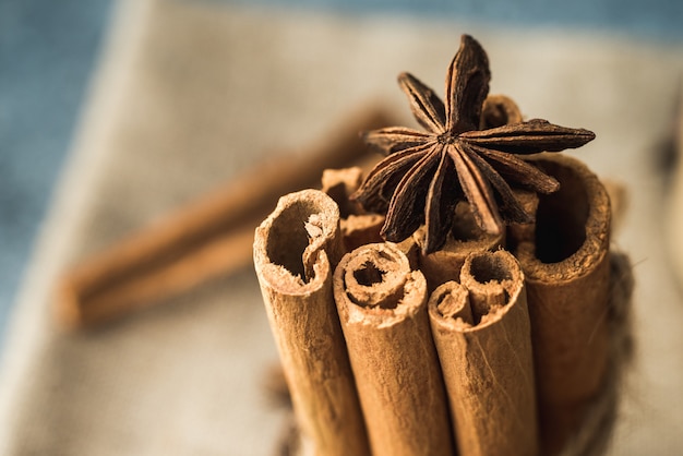 Palitos de canela y anís estrellado