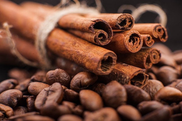 Palitos de canela atados con una cuerda sobre una mesa de madera Especias frescas Vista superior